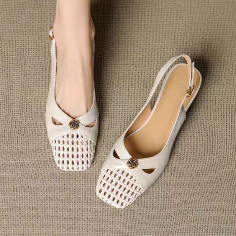 Mule Slip On - صندل نسائي بمقدمة مغلقة على الطراز